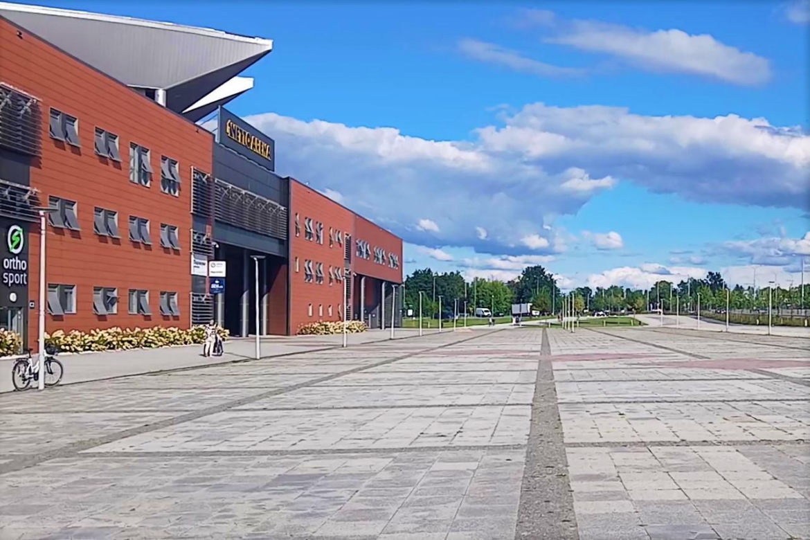 Plac przed Netto Areną przed zmianami