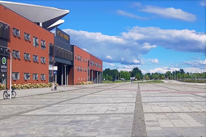 Plac przed Netto Areną przed zmianami