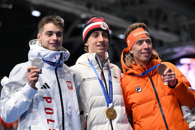 Panczenista Władimir Siemirunnij po biegu na 10 km, który dał mu srebrny medal olimpijski