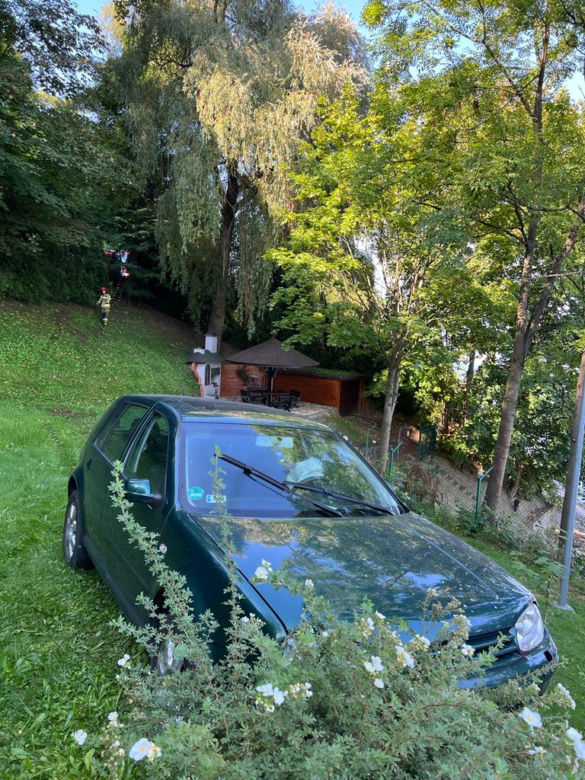 Samochód osobowy wypadł z drogi, wylądował w kwietnikach, a kierowca... Poszedł do domu