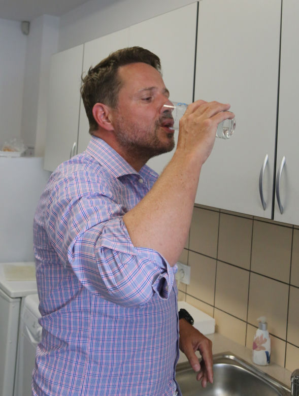 Trzaskowski. Kranówka jest zdrowa piję ją