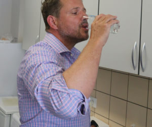 Trzaskowski. Kranówka jest zdrowa piję ją