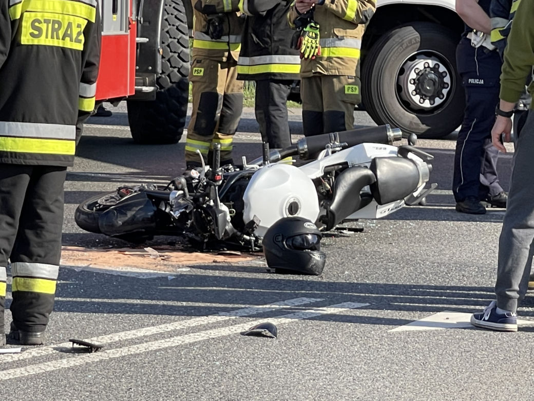 Roztrzaskał się motocyklem o osobówkę. 43-latek trafił do szpitala