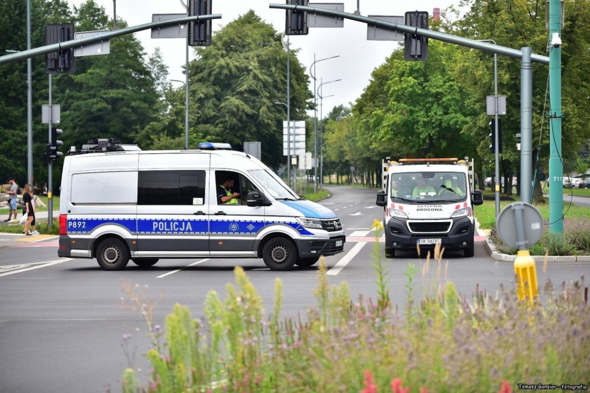 Święcenie pojazdów w Tychach przyciągnęło tłumy. Setki samochodów skropionych wodą święconą