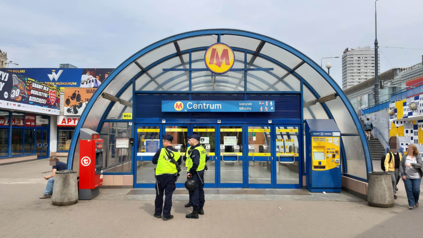 Wypadek na stacji metra w Centrum. Mężczyzna runął pod pędzący pociąg
