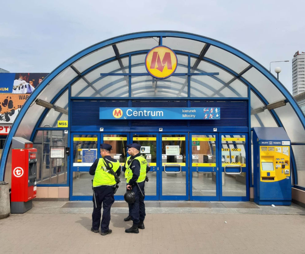Wypadek na stacji metra w Centrum. Mężczyzna runął pod pędzący pociąg
