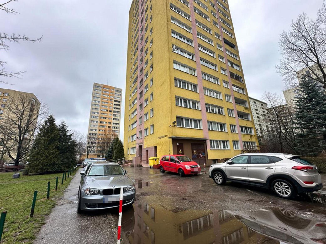 Leżała nieprzytomna przed klatką schodową. Zabrali ją do szpitala, tam zmarła