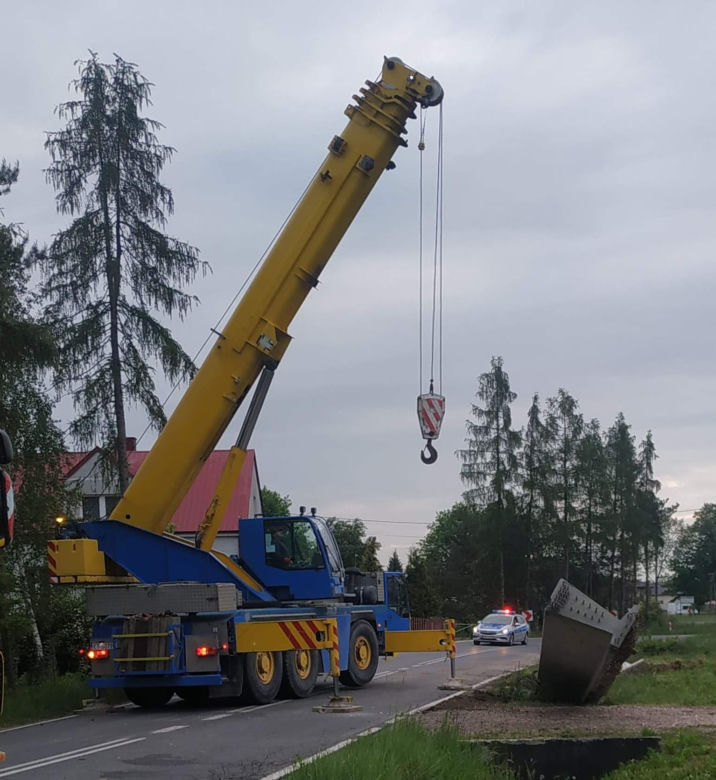 Betonowe przęsło mostu spadło z ciężarówki