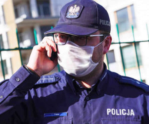 Mężczyzna wyrzucił narkotyki przez balkon. Prosto na policjanta