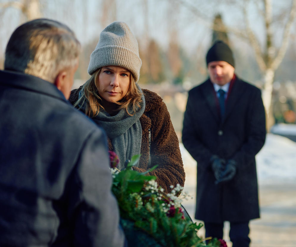 Podczas pogrzebu rodziców Alana Mariuszowi kompletnie puszczają nerwy.