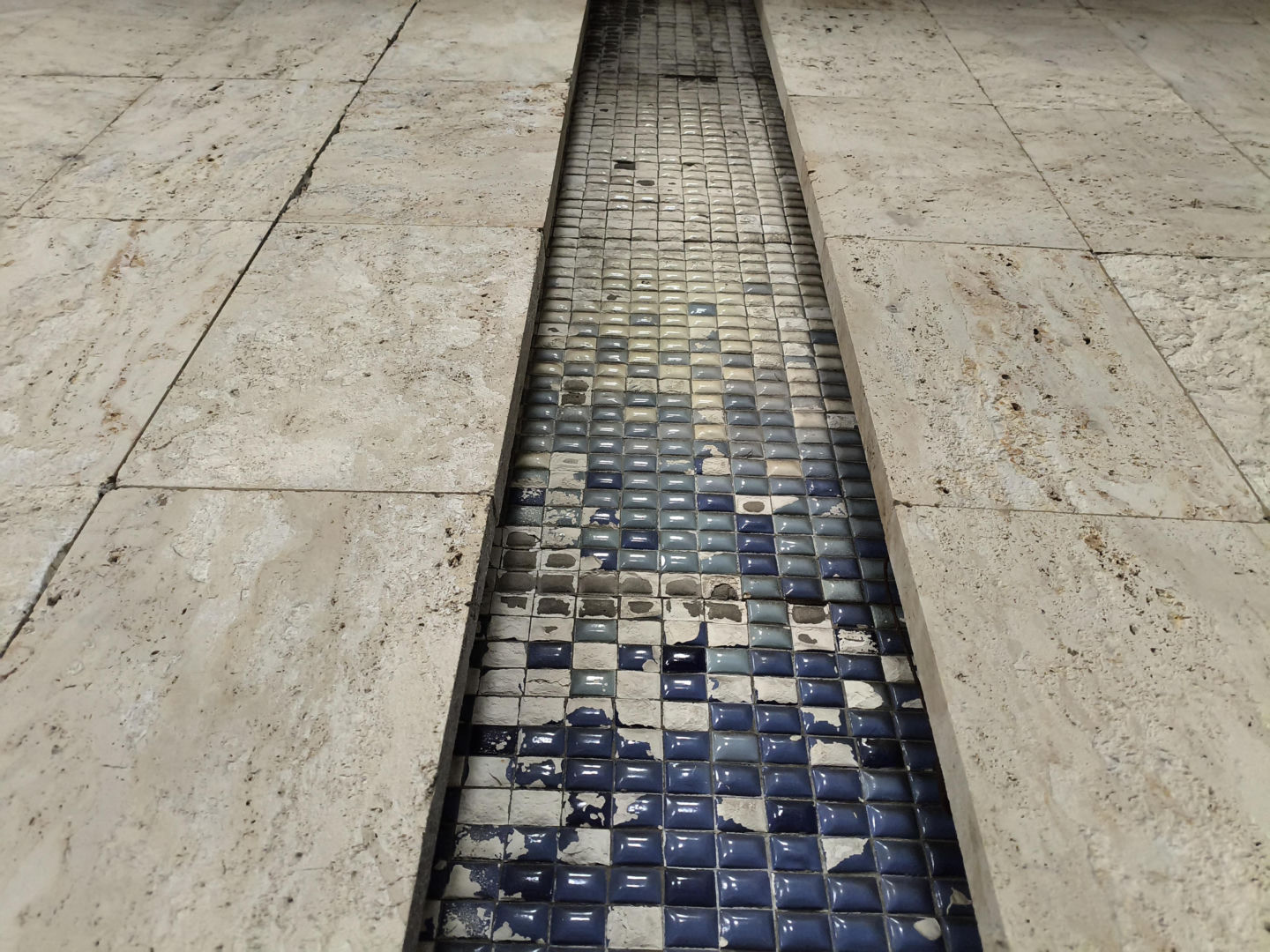 Mozaiki Wojciecha Fangora na dworcu Warszawa Śródmieście