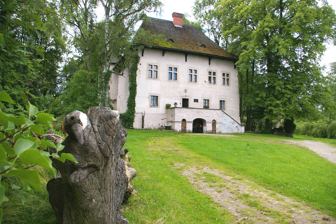 To jeden z najstarszych dworów obronnych w Małopolsce. Wzniesiono go w sławnej wsi