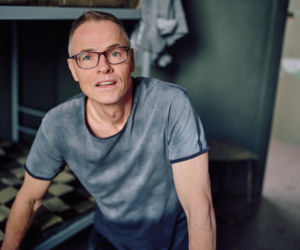 Damian trafi do aresztu pod zarzutem pedofilii i zostanie zaatakowany przez współwięźniów.