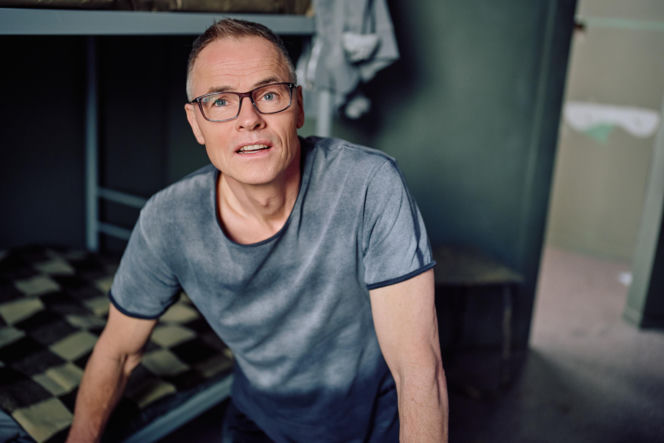 Damian trafi do aresztu pod zarzutem pedofilii i zostanie zaatakowany przez współwięźniów.