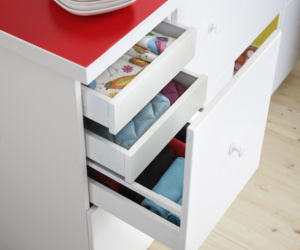 BIała kuchnia IKEA, czerwony blat