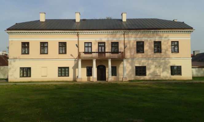 To miasto ma jeden z najpiękniejszych pałaców w Łódzkiem. Zachwyca też klasztorem