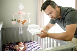 Złość, irytacja i dystans po narodzinach dziecka. Co się dzieje z ojcami po porodzie?