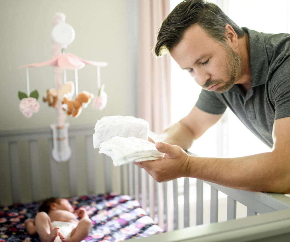 Złość, irytacja i dystans po narodzinach dziecka. Co się dzieje z ojcami po porodzie?