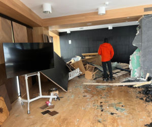 Totalna demolka na Woli. Po kolizji wjechał mercedesem do sklepu