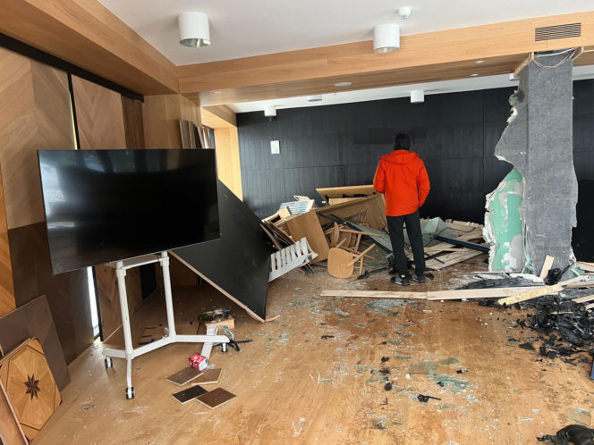 Totalna demolka na Woli. Po kolizji wjechał mercedesem do sklepu