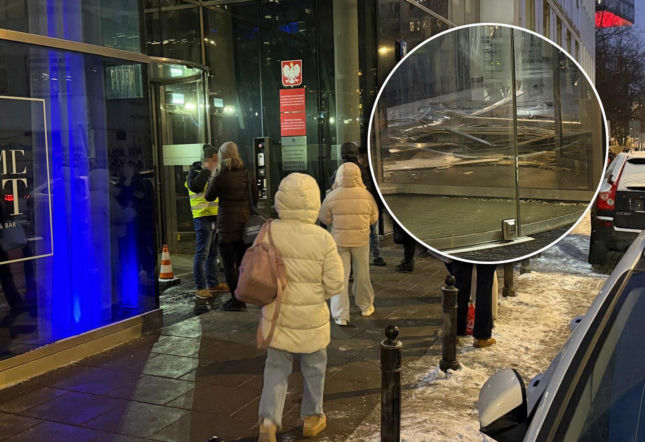 Runął sufit w biurowcu przy Twardej! Wiemy, co było przyczyną awarii