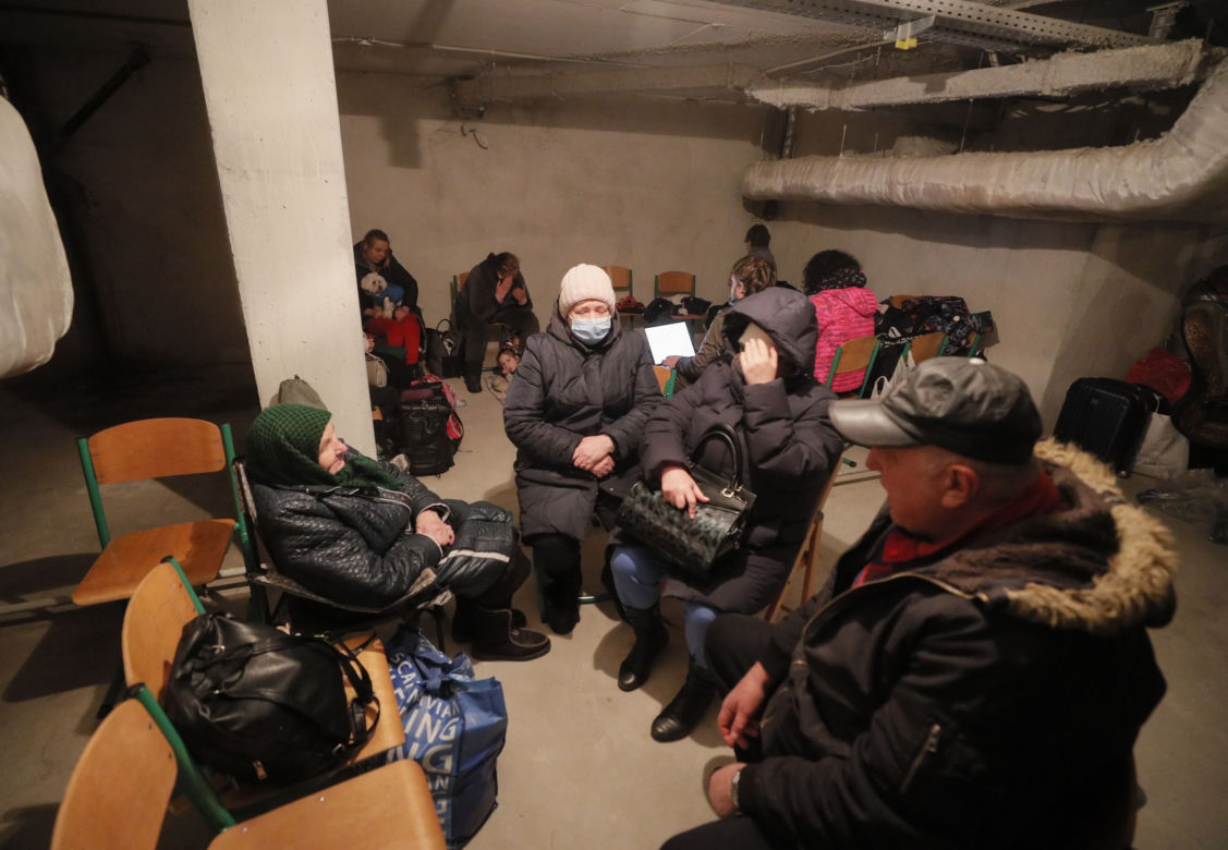 Wojna Rosja-Ukraina: ludzie chowają się na stacjach metra. Poruszajace zdjęcia