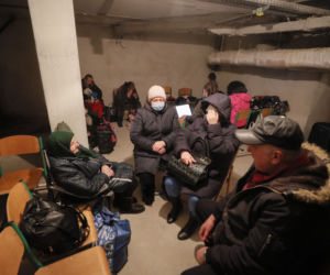 Wojna Rosja-Ukraina: ludzie chowają się na stacjach metra. Poruszajace zdjęcia