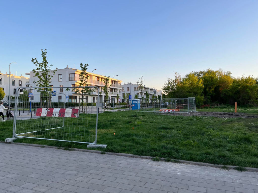 Skwer na Mokotowie zostanie zalany betonem?