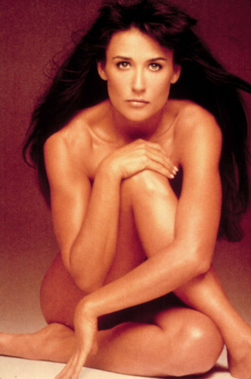 Zrobiła striptiz po 25 latach! Demi Moore pokazała się w bikini. Wygląda na 59 lat?