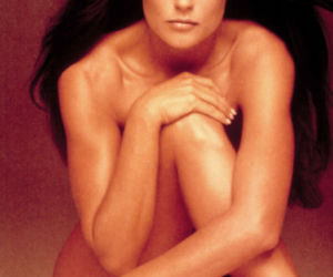 Zrobiła striptiz po 25 latach! Demi Moore pokazała się w bikini. Wygląda na 59 lat?