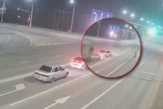 Motocyklista pędził jak szalony, uderzył w tył auta! Wideo mrozi krew w żyłach