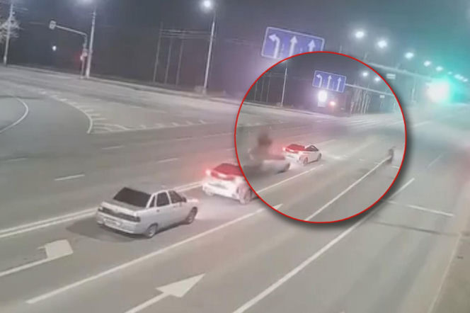 Motocyklista pędził jak szalony, uderzył w tył auta! Wideo mrozi krew w żyłach
