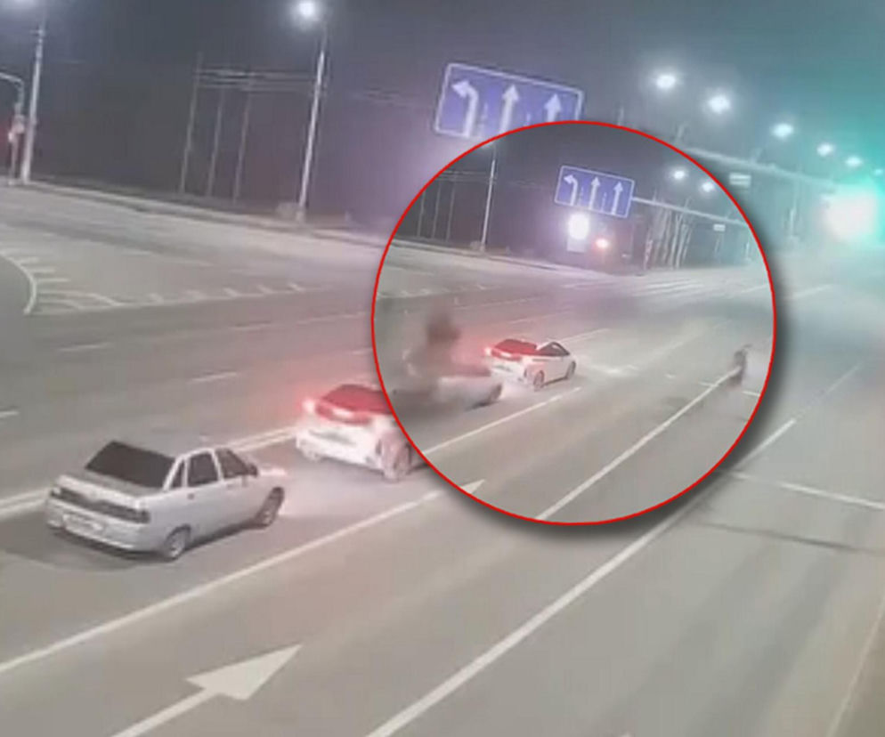 Auta na skrzyżowaniu w nocy. Na miniaturze moment uderzenia motocykla w tył pojazdu. O wypadku przeczytasz na SE.