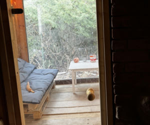 Mors z Lublina nie żegna zimy. Pod domem zbudował lodowe „sanktuarium”