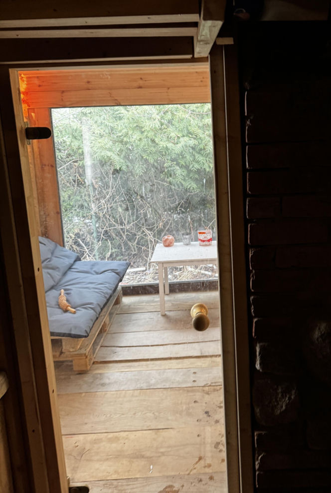 Mors z Lublina nie żegna zimy. Pod domem zbudował lodowe „sanktuarium”