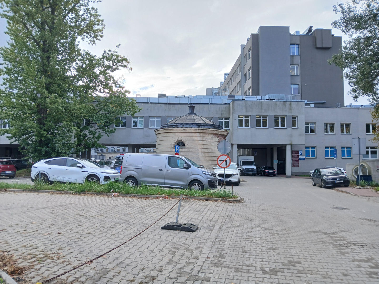 Zabytkowa rotunda na terenie szpitala MSWiA w Warszawie