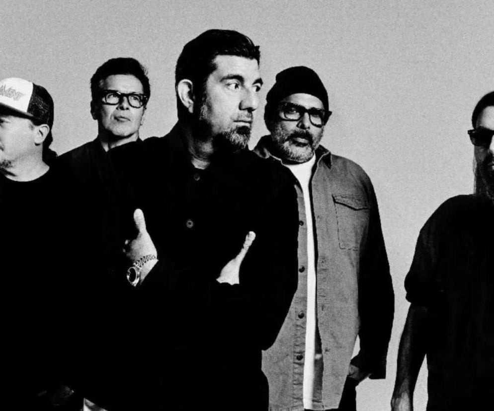 Czarno-białe zdjęcie muzyków zespołu Deftones. O ich trasie koncertowej przeczytasz na EskaRock.