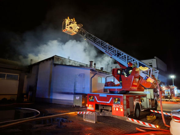 Pożar w Tarnowie. W płomieniach stanął magazyn ze słodyczami