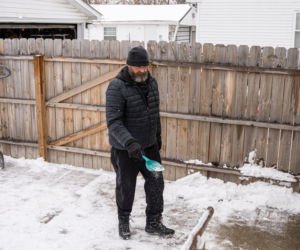 Nigdy więcej soli drogowej! Ten sprytny sposób na lód działa w -30°C i chroni twoje buty i ogród