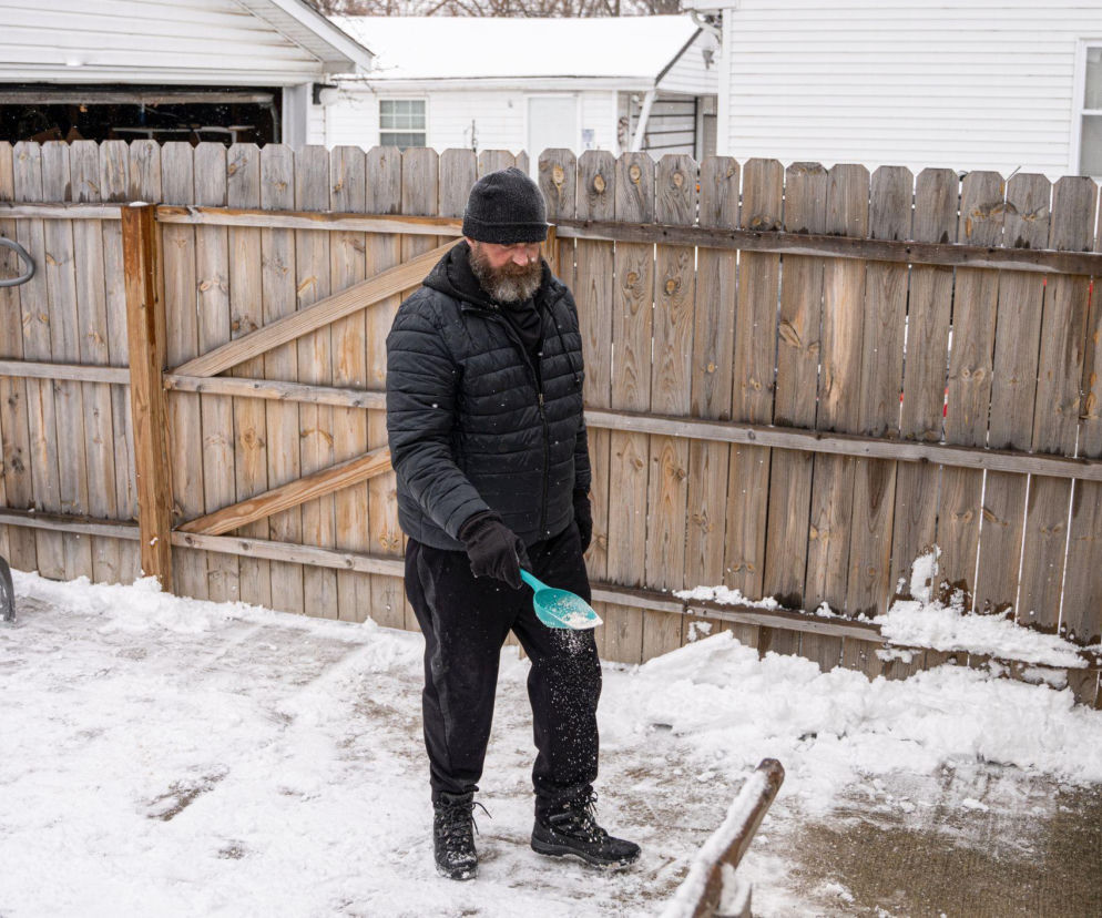 Nigdy więcej soli drogowej! Ten sprytny sposób na lód działa w -30°C i chroni twoje buty i ogród
