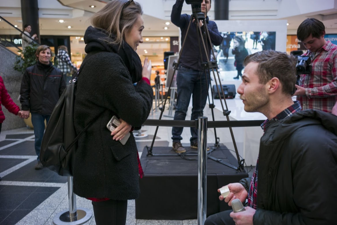 Kraków: Potrójne oświadczyny w... galerii handlowej!