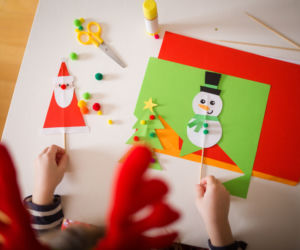 Świąteczne prace plastyczne dla dzieci - papierowe figurki na patykach