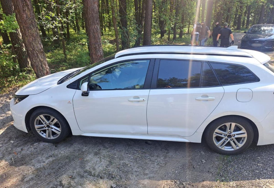 Pod osłoną nocy kradli gotówkę i biżuterię. Wpadli na leśnej drodze!