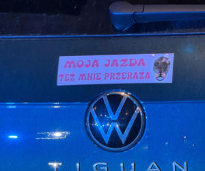 Moja jazda też mnie przeraża. Po kolizji naklejka na aucie powiedziała wszystko o kierowcy