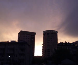Dziwne chmury i żółte niebo nad Warszawą