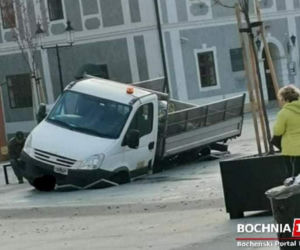 Bochnia. Dostawczak zniszczył nową fontannę na rynku [ZDJĘCIA]