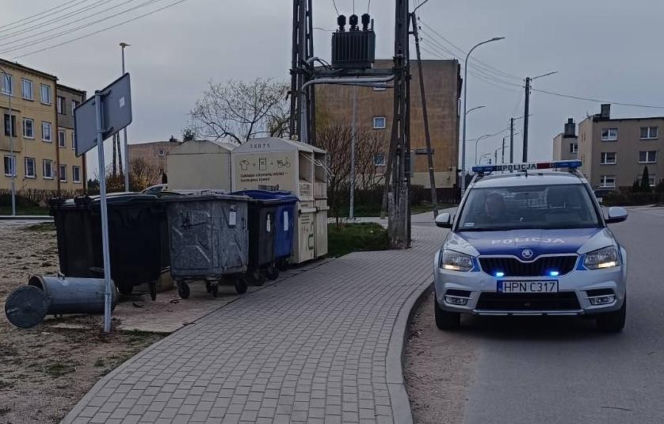 42-letni kierowca próbował uciec, jednak szybko stracił panowanie nad autem i doprowadził do kolizji