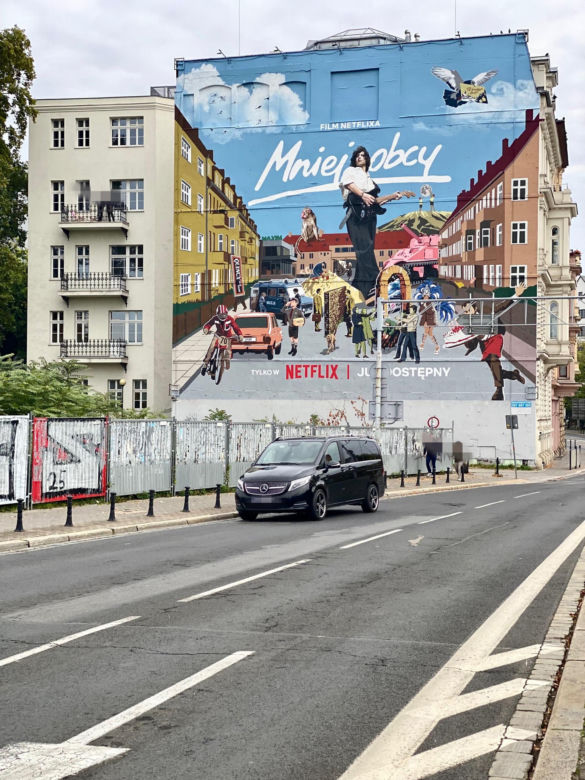 Wyjątkowy mural powstał we Wrocławiu! Wizualny hołd dla Jana Borysewicza z okazji sukcesu "Mniej obcego"