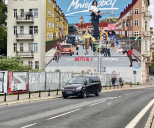 Wyjątkowy mural powstał we Wrocławiu! Wizualny hołd dla Jana Borysewicza z okazji sukcesu Mniej obcego