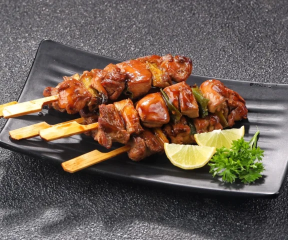 Ten lepki, słodko-słony sos to uzależnienie. Oto przepis na idealnego kurczaka Yakitori z grilla